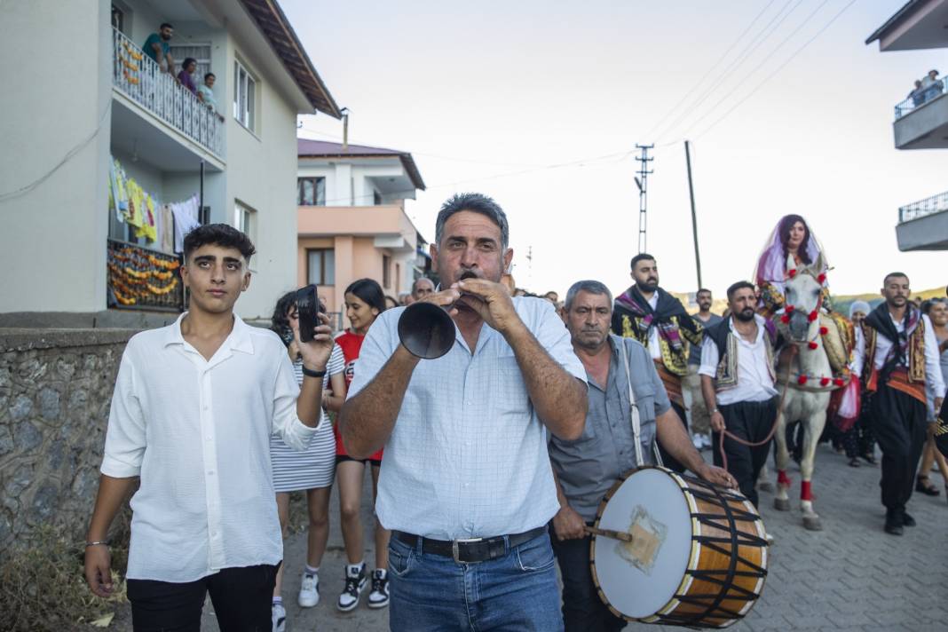 Almanya'dan gelin geldi: Tunceli düğününde tek tek hepsini yerine getirdi 12